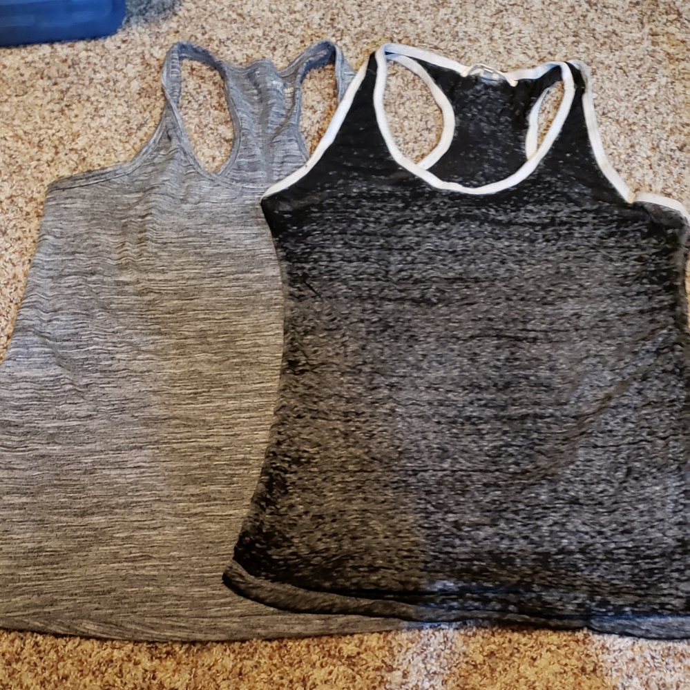 ☘️ Pair of racerback tanks (S/M)